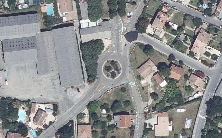Vue aérienne du Rond-point anonyme n°146171319
