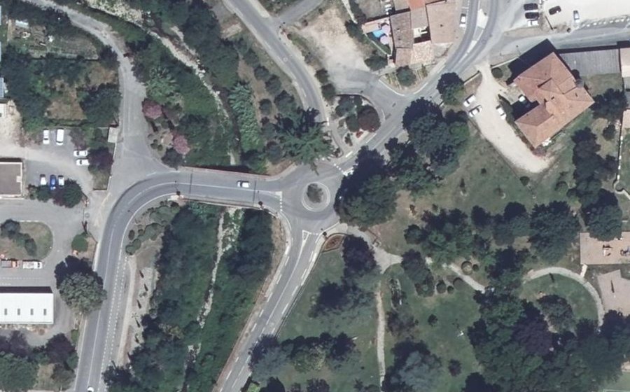 Vue aérienne du Rond-point anonyme n°146171324