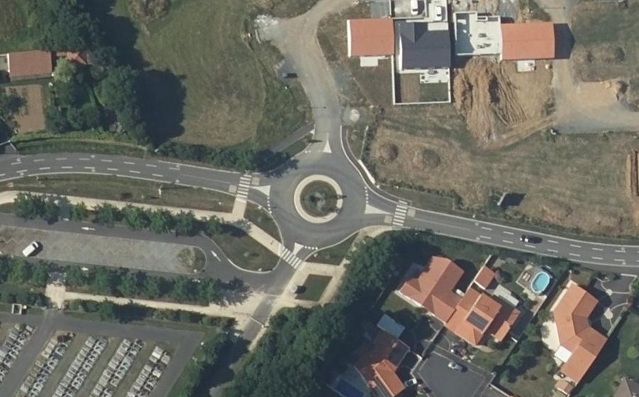 Vue aérienne du Rond-point anonyme n°1462620401