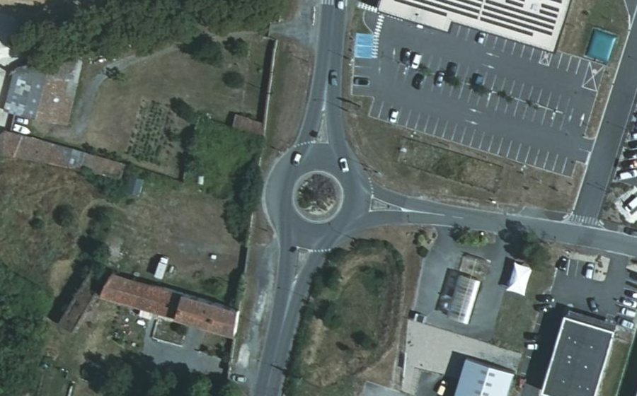 Vue aérienne du Rond-point anonyme n°146339778