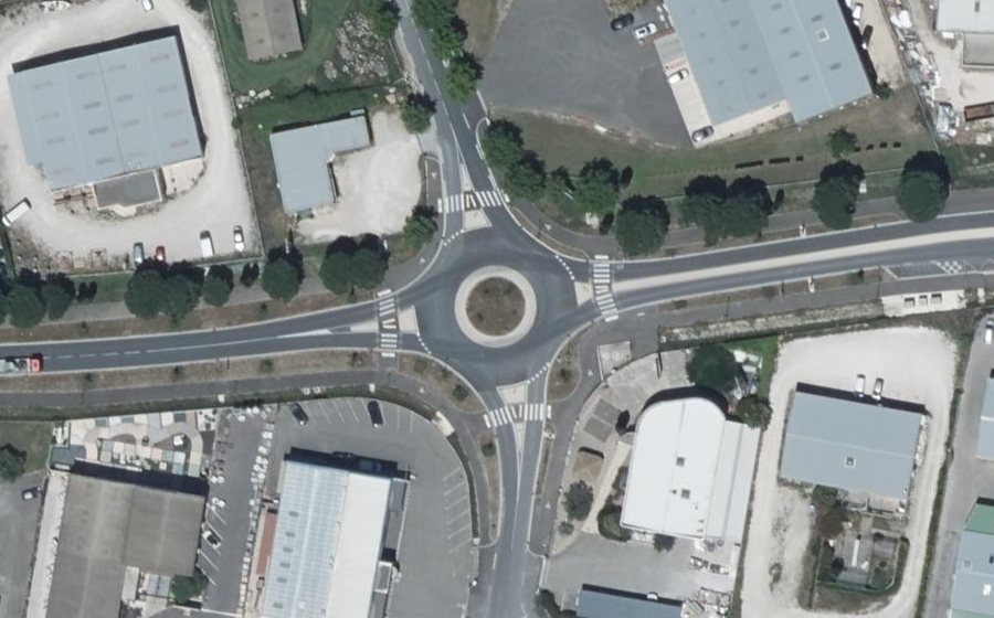 Vue aérienne du Rond-point anonyme n°1463406533