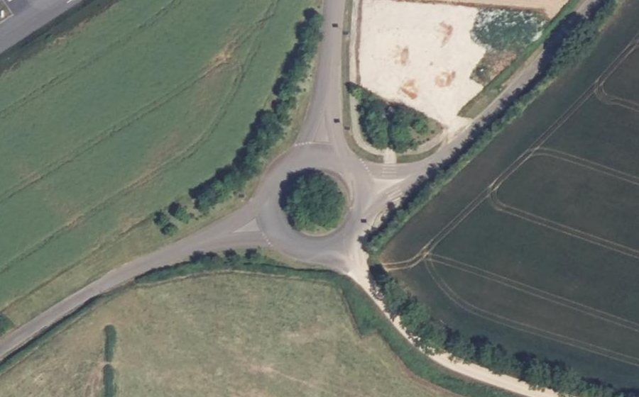 Vue aérienne du Rond-point anonyme n°146361759