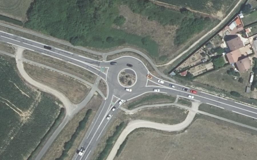 Vue aérienne du Rond-point anonyme n°146410629