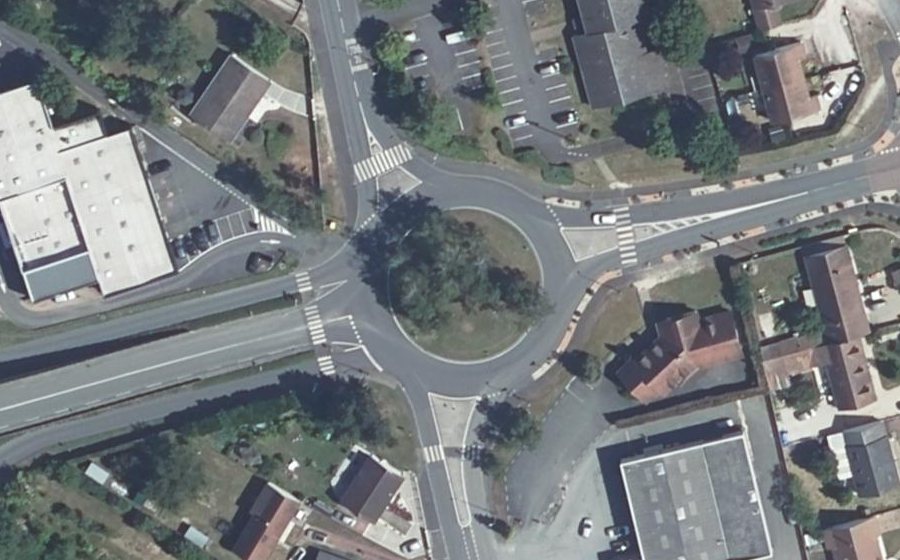 Vue aérienne du Rond-point anonyme n°146416974