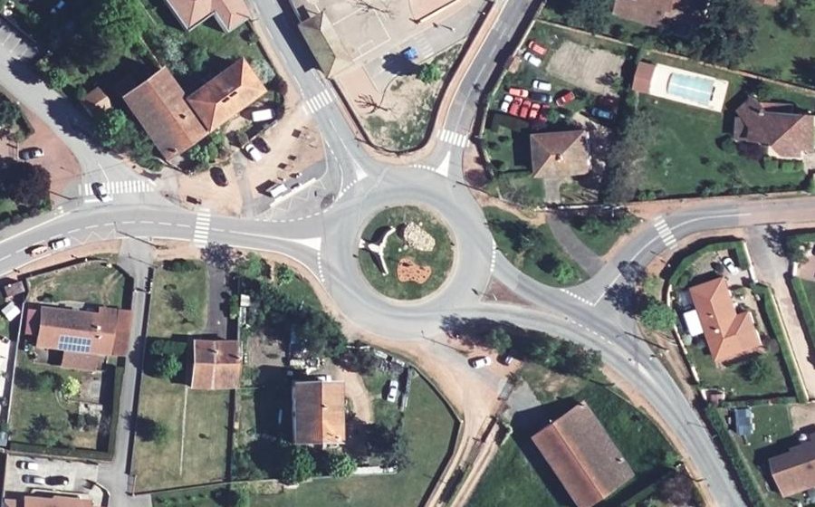 Vue aérienne du Rond-point anonyme n°146419825