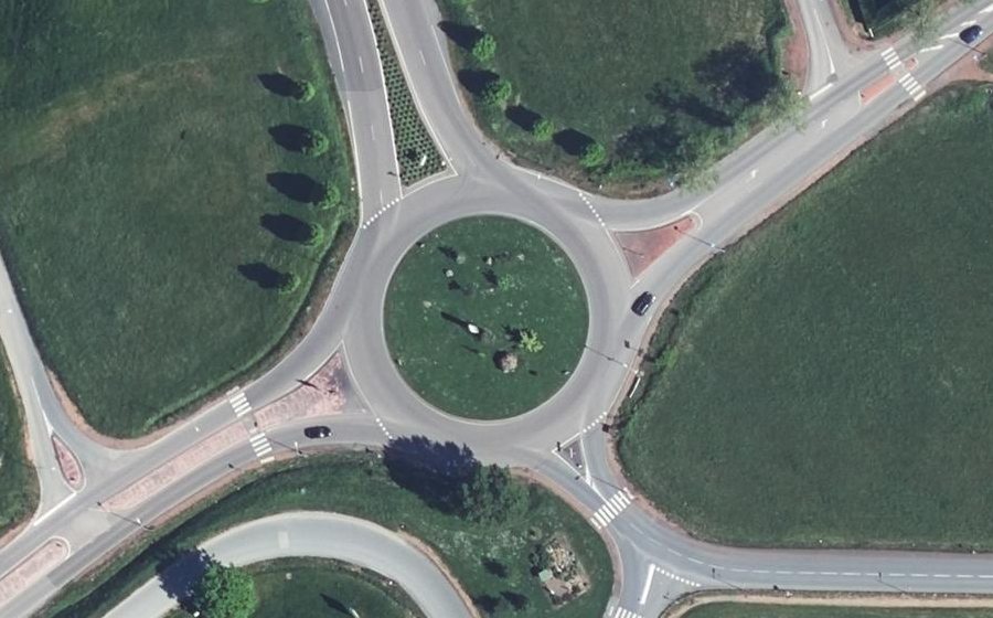 Vue aérienne du Rond-point anonyme n°146419847