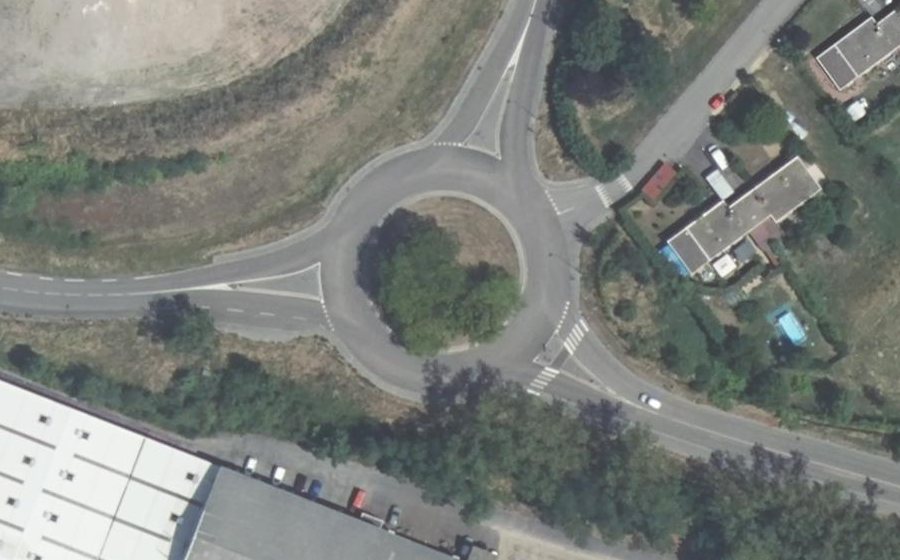 Vue aérienne du Rond-point anonyme n°146451698