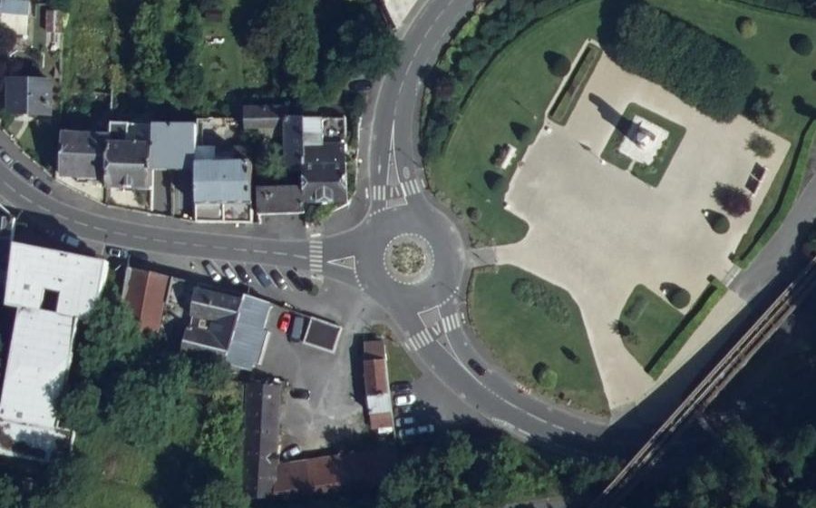 Vue aérienne du Rond-point anonyme n°146464666