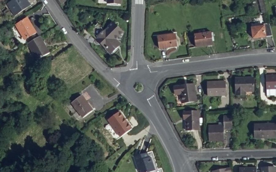Vue aérienne du Rond-point anonyme n°146483456