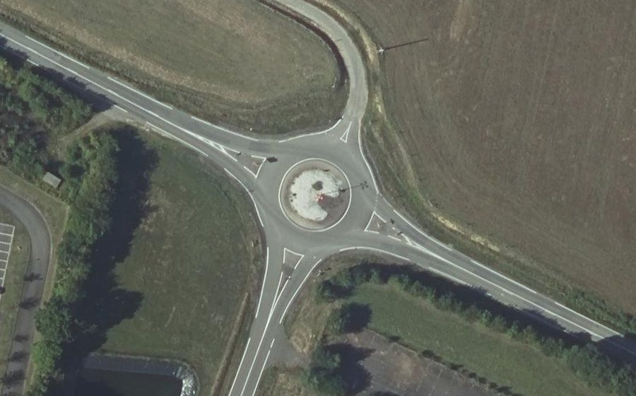 Vue aérienne du Rond-point anonyme n°146487931