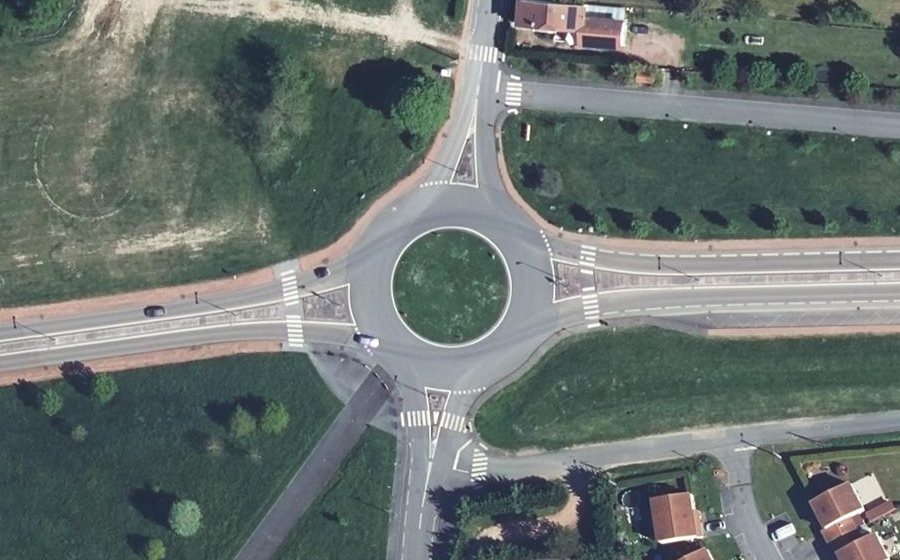 Vue aérienne du Rond-point anonyme n°146534868