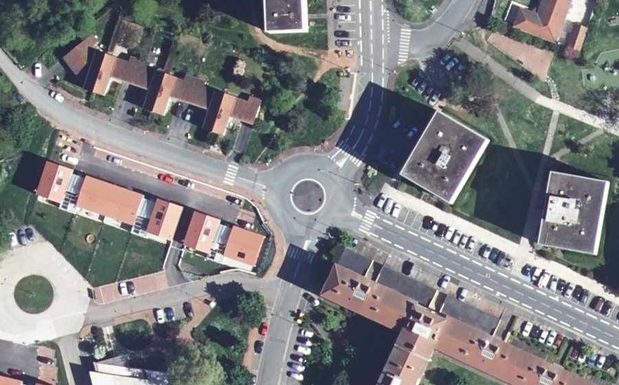 Vue aérienne du Rond-point anonyme n°146543271