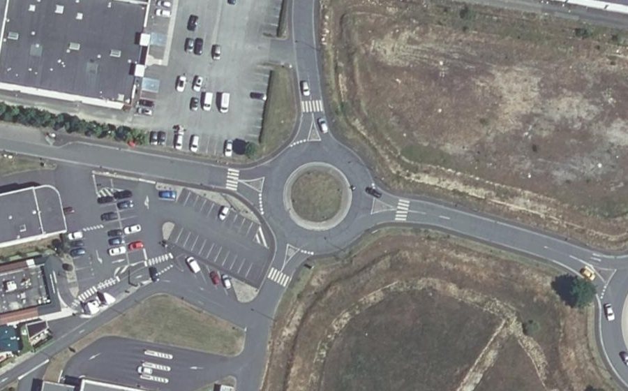 Vue aérienne du Rond-point anonyme n°146568181
