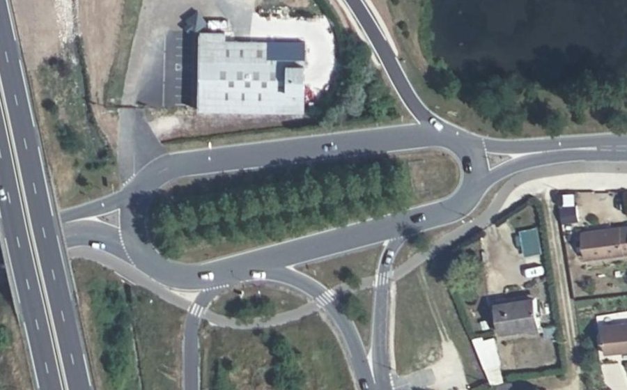 Vue aérienne du Rond-point anonyme n°146568194