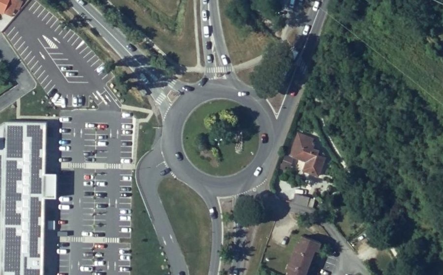 Vue aérienne du Rond-point anonyme n°146571517