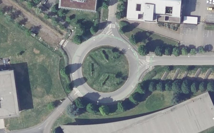 Vue aérienne du Rond-point anonyme n°146581973