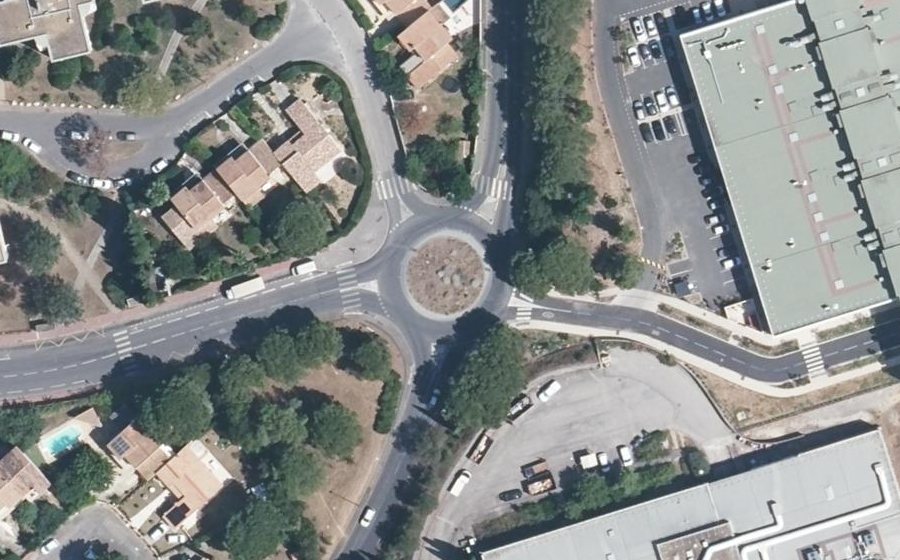 Vue aérienne du Rond-point anonyme n°146619465