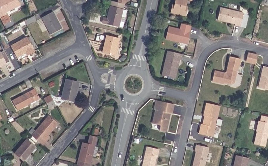 Vue aérienne du Rond-point anonyme n°146620320