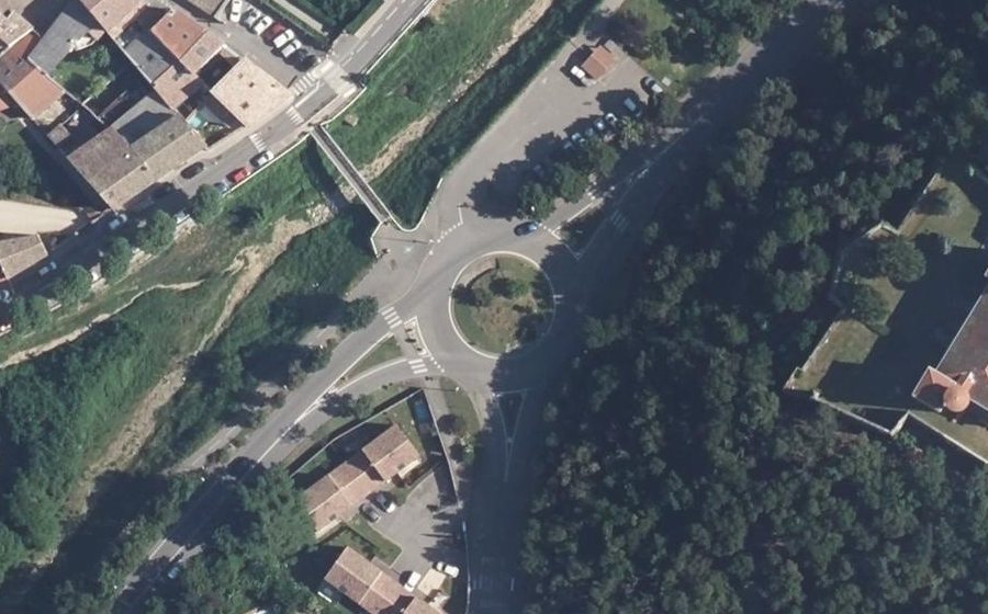Vue aérienne du Rond-point anonyme n°146620431