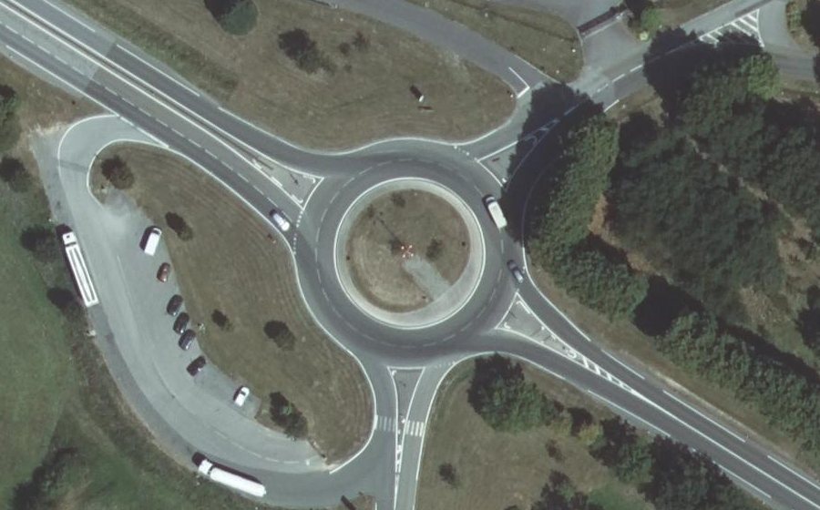 Vue aérienne du Rond-point anonyme n°146658988