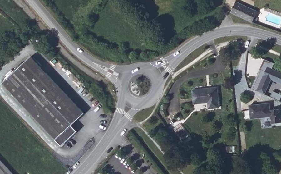 Vue aérienne du Rond-point anonyme n°146667133