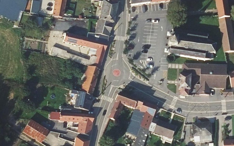 Vue aérienne du Rond-point anonyme n°1467561634