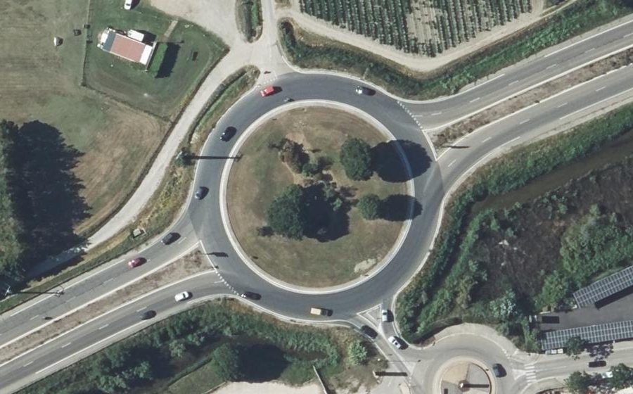 Vue aérienne du Rond-point anonyme n°146764189
