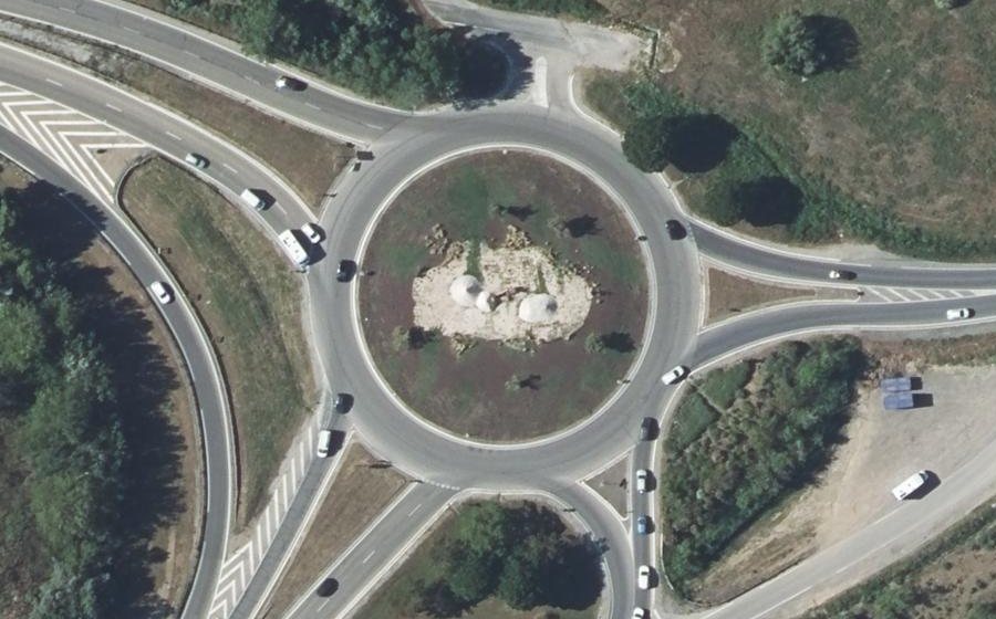 Vue aérienne du Rond-point anonyme n°146764193