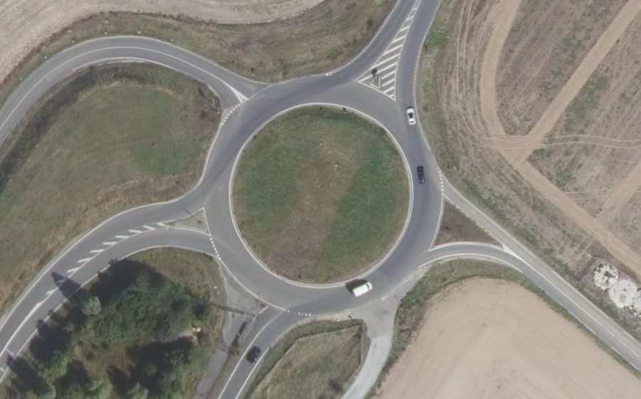 Vue aérienne du Rond-point anonyme n°146784532