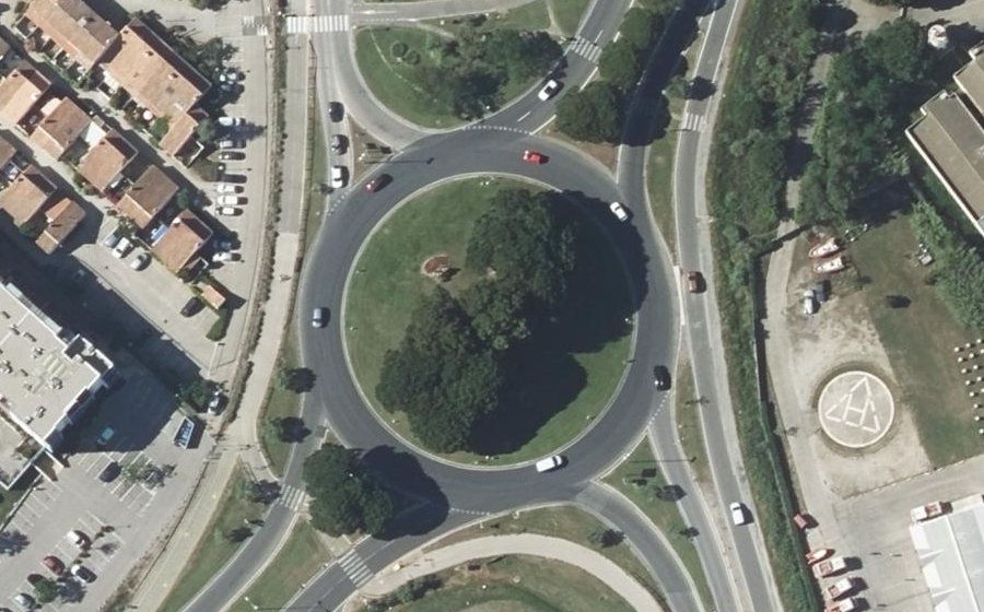 Vue aérienne du Rond-point anonyme n°146793252
