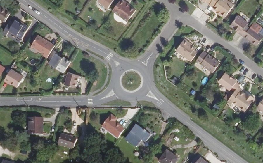 Vue aérienne du Rond-point anonyme n°146796963
