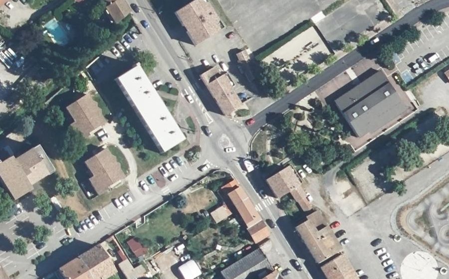 Vue aérienne du Rond-point anonyme n°146797020