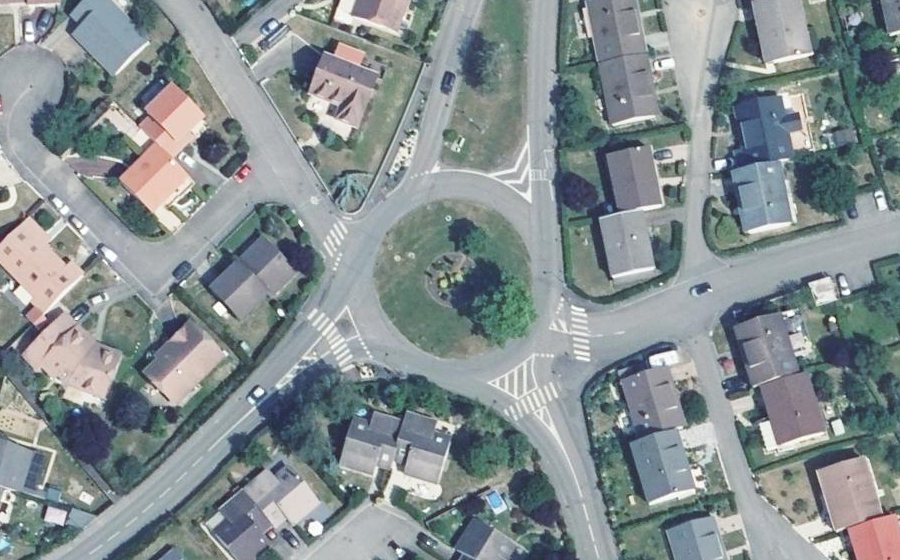 Vue aérienne du Rond-point anonyme n°146797597