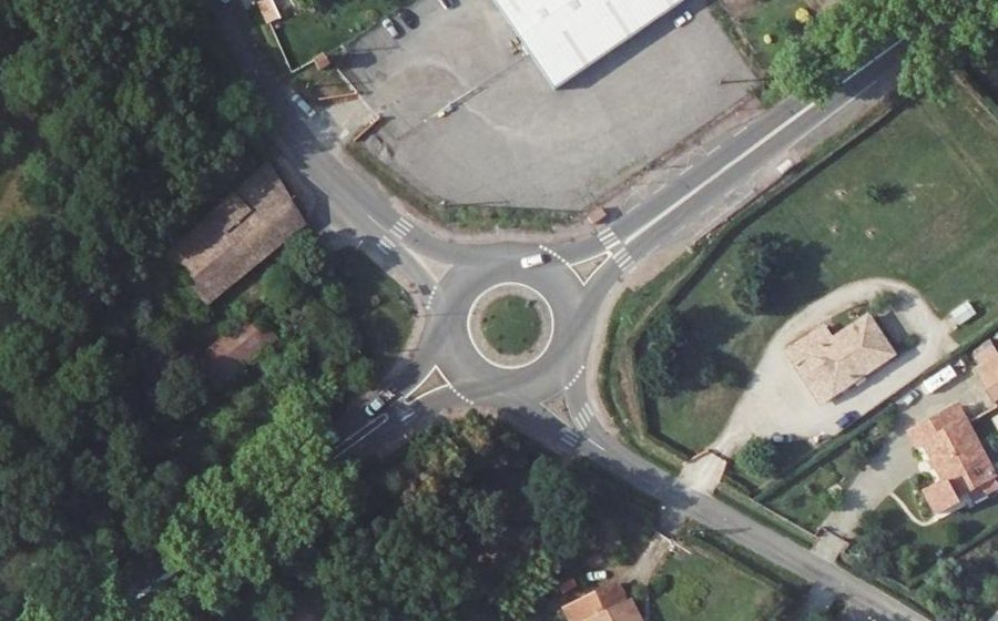 Vue aérienne du Rond-point anonyme n°146803629