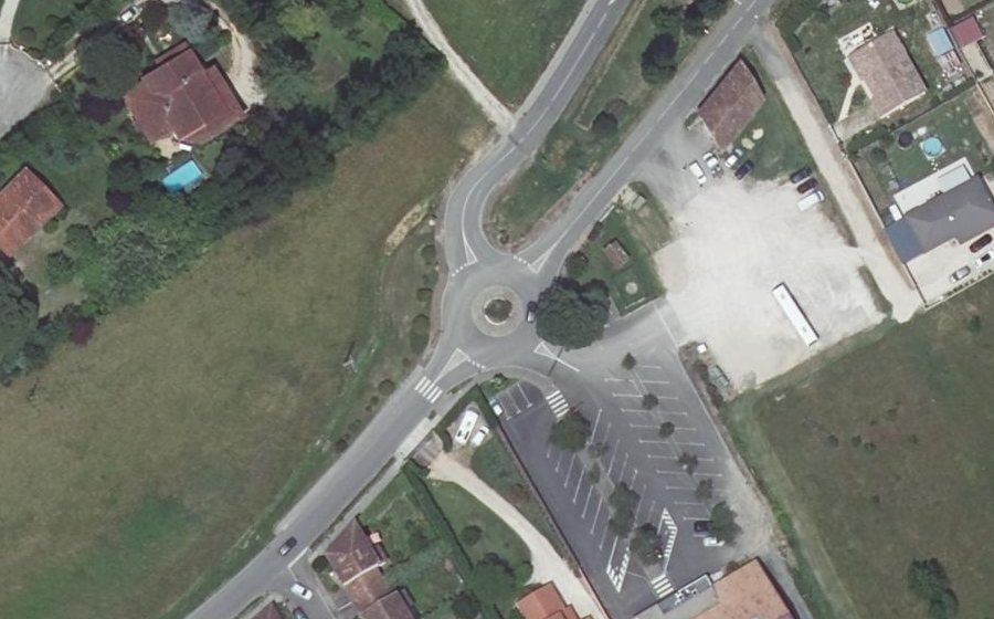 Vue aérienne du Rond-point anonyme n°146804459