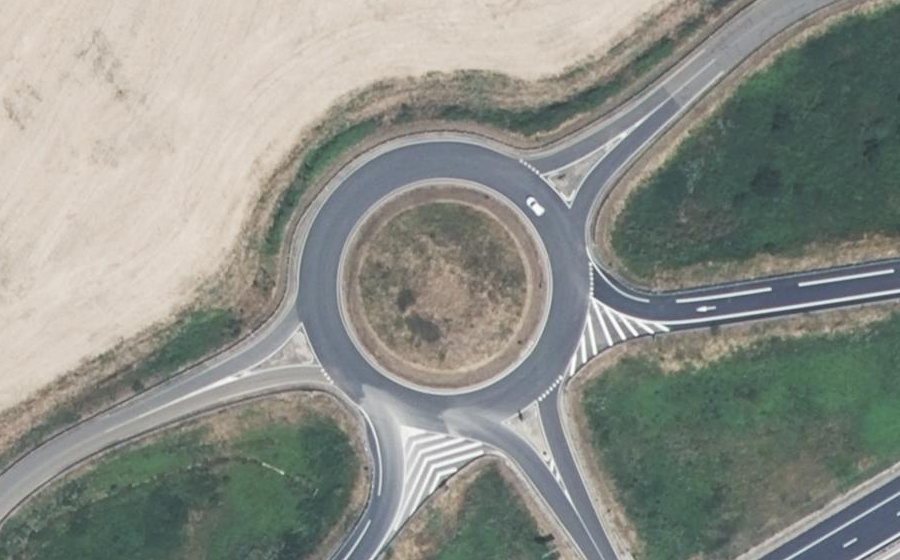 Vue aérienne du Rond-point anonyme n°146819755
