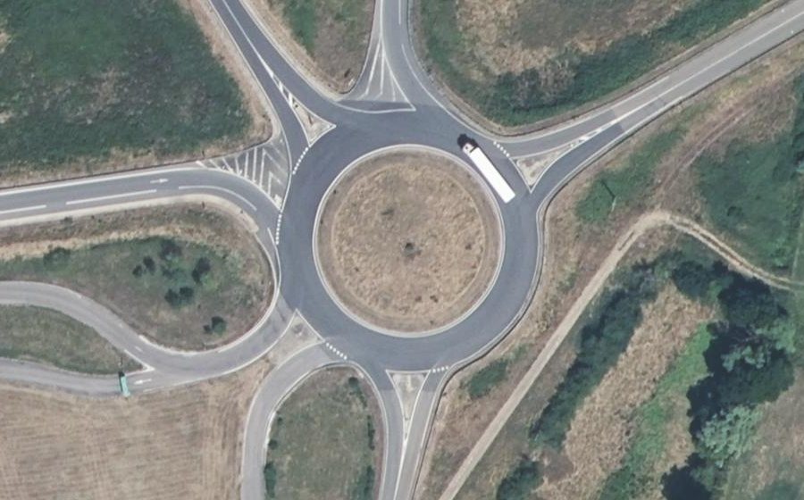 Vue aérienne du Rond-point anonyme n°146819764
