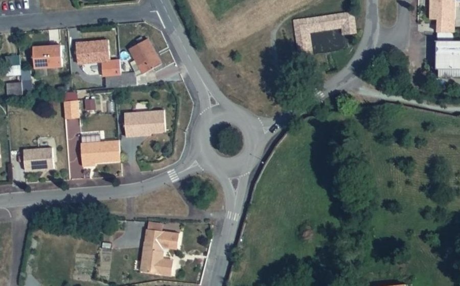 Vue aérienne du Rond-point anonyme n°146827519