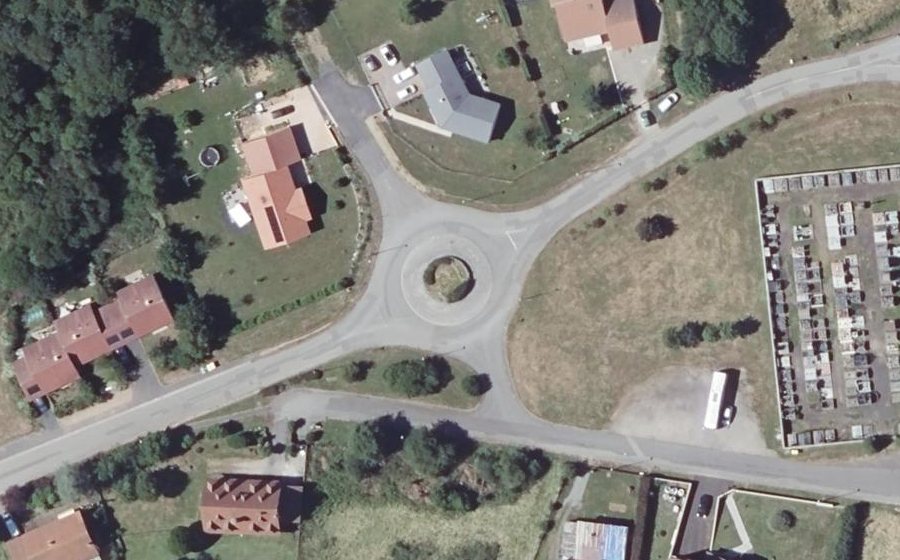 Vue aérienne du Rond-point anonyme n°146851156