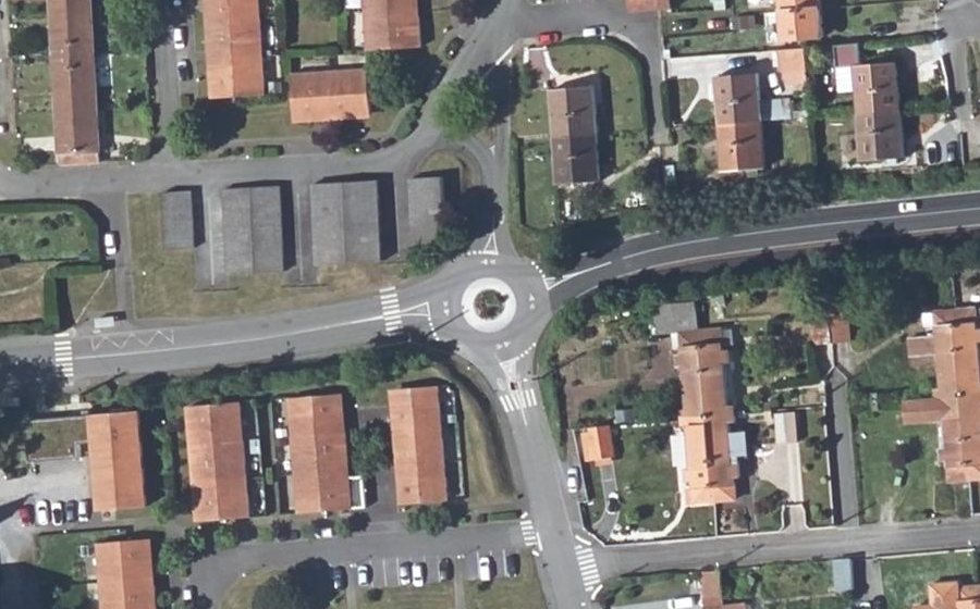 Vue aérienne du Rond-point anonyme n°146870528