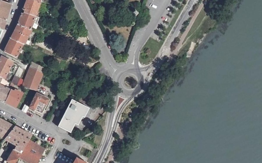 Vue aérienne du Rond-point anonyme n°146896935