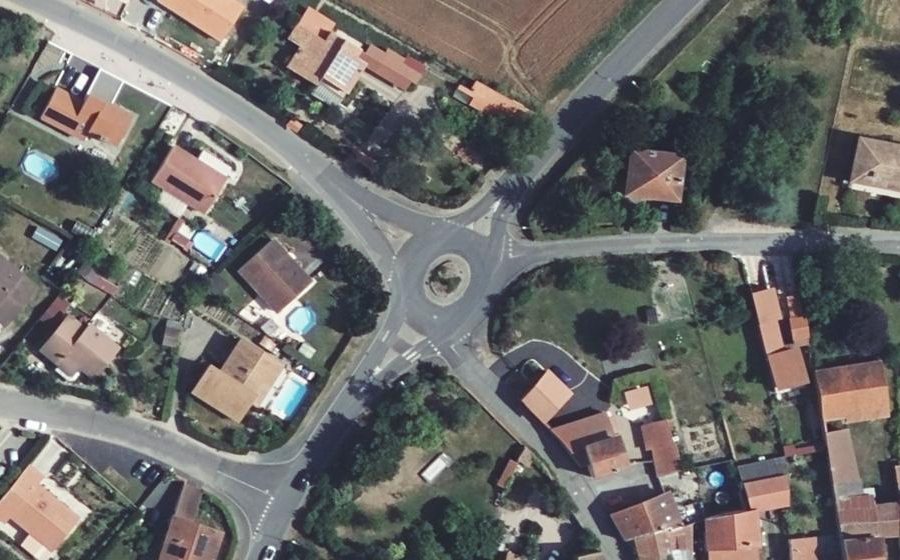 Vue aérienne du Rond-point anonyme n°146999933