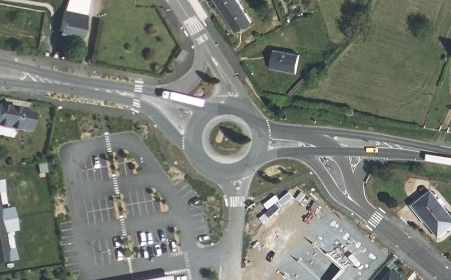 Vue aérienne du Rond-point anonyme n°147040349
