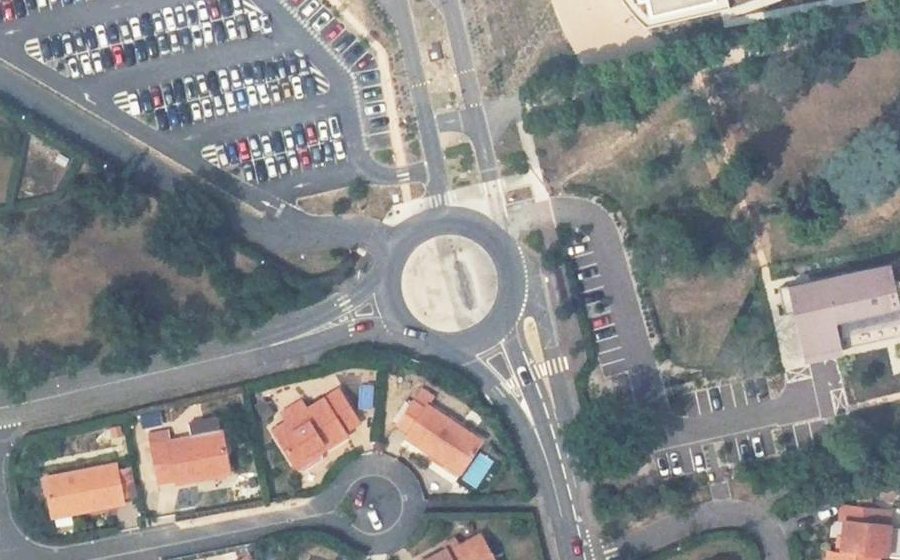 Vue aérienne du Rond-point anonyme n°147061130