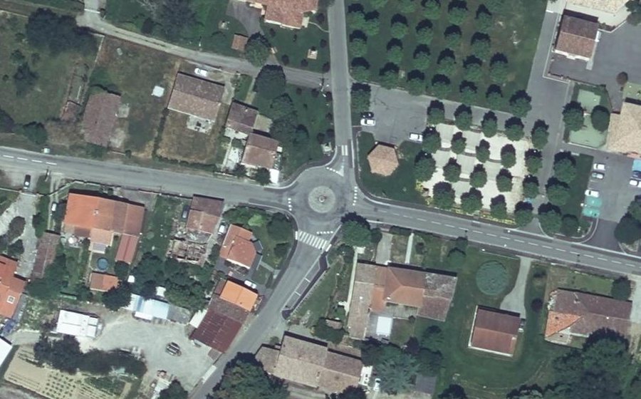 Vue aérienne du Rond-point anonyme n°147063560
