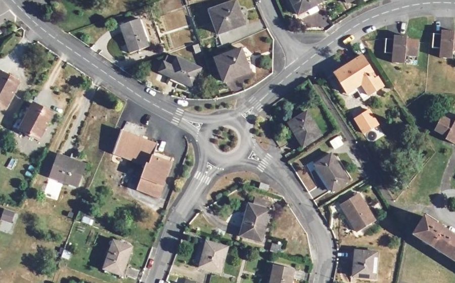 Vue aérienne du Rond-point anonyme n°147083830