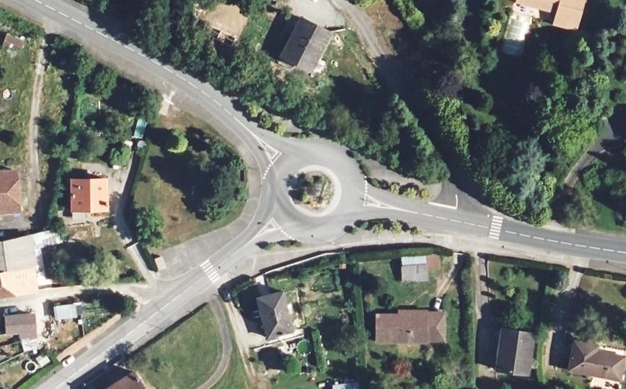 Vue aérienne du Rond-point anonyme n°147083833
