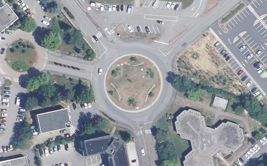 Vue aérienne du Rond-point anonyme n°147087014