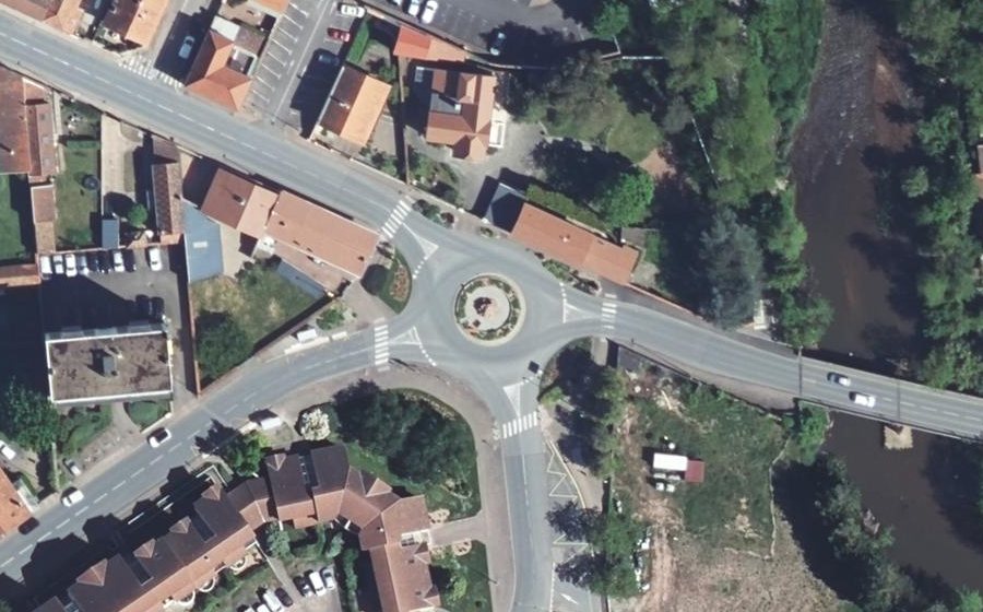 Vue aérienne du Rond-point anonyme n°147100973