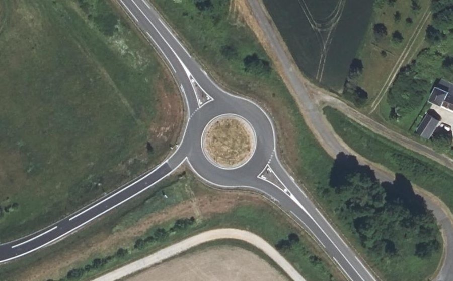Vue aérienne du Rond-point anonyme n°147125834
